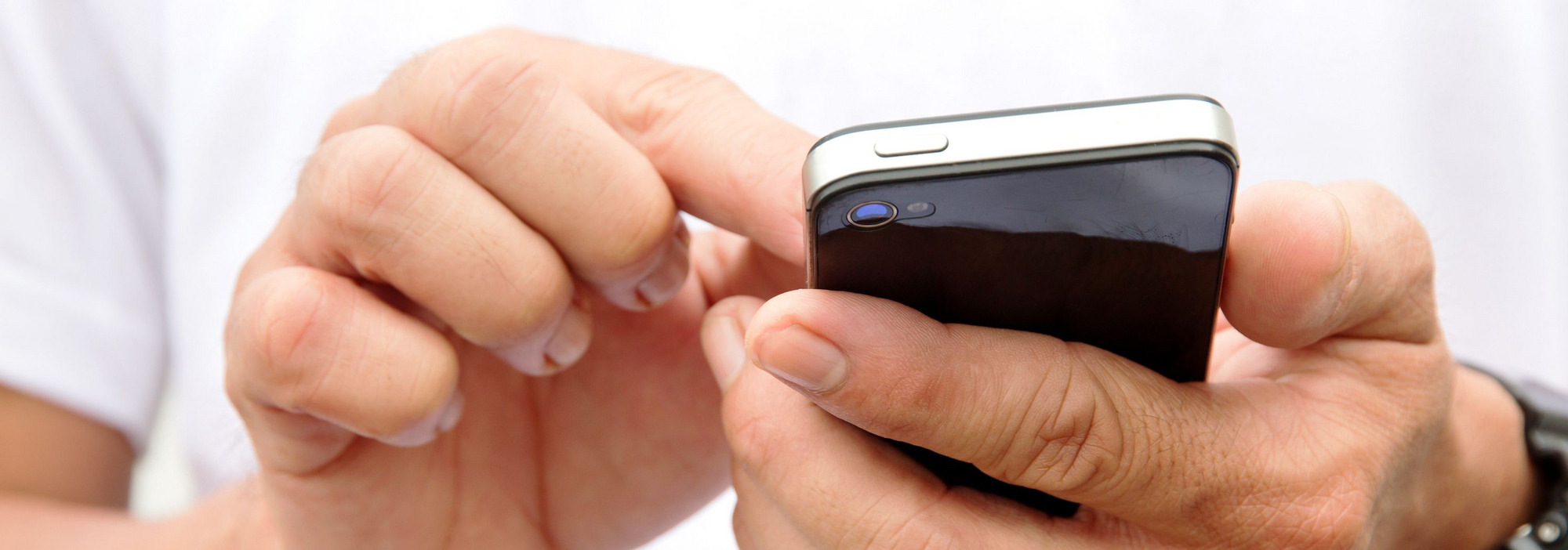 Person tippt mit einer Hand auf einem  Smartphone