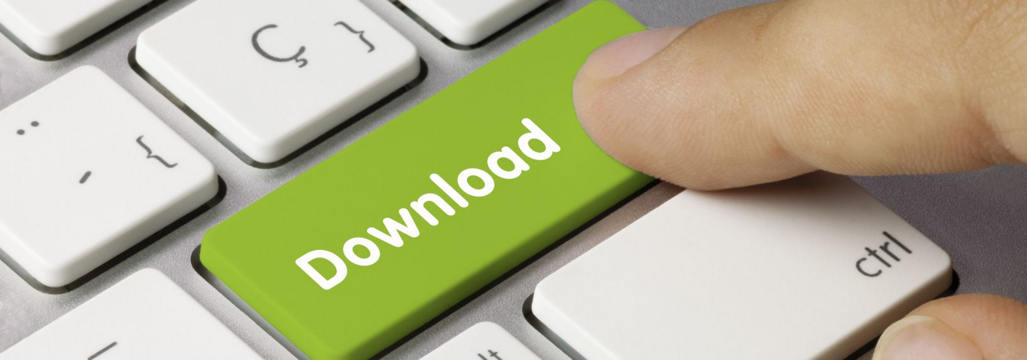 Finger drückt grüne „Download“-Taste auf Computertastatur