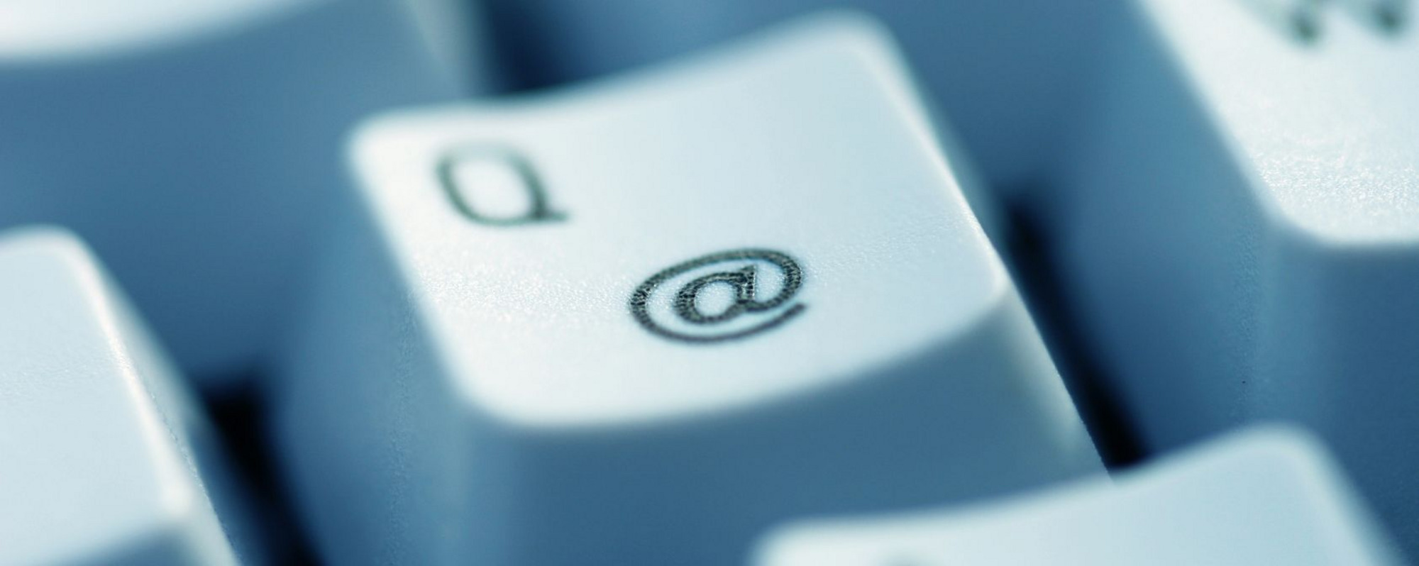Nahaufnahme einer Tastaturtaste mit dem E-Mail-Symbol und dem Buchstaben Q und dem @-Zeichen