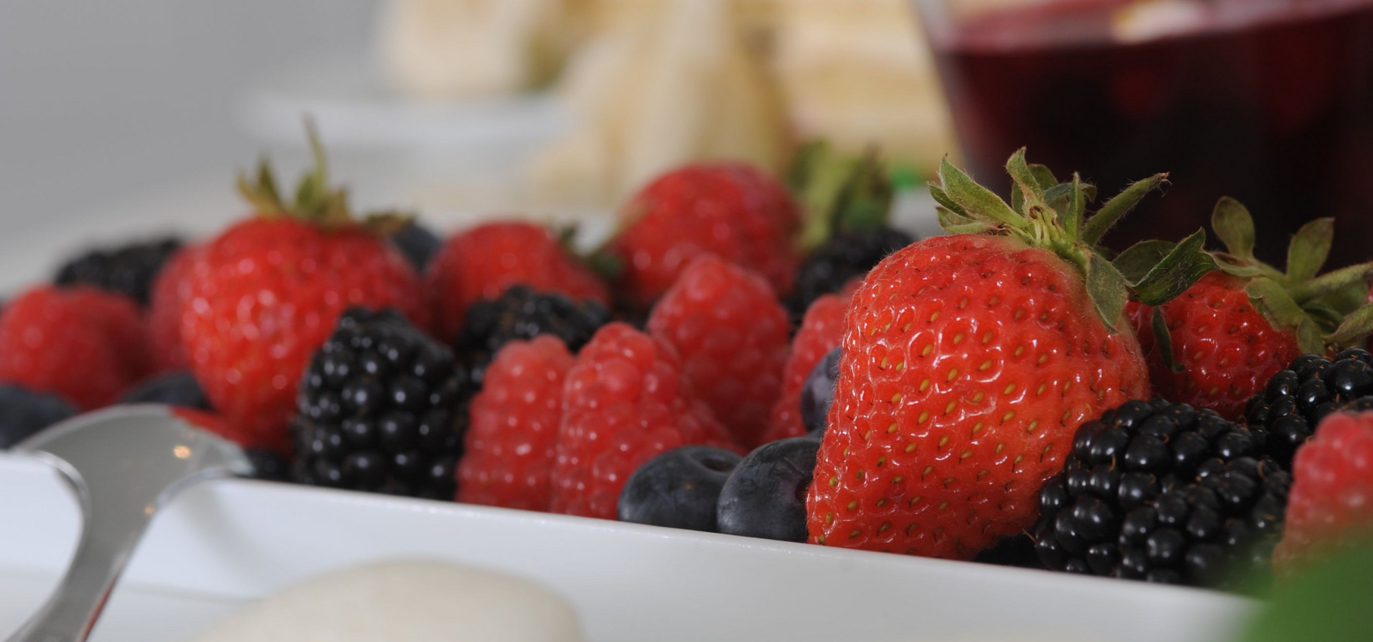 Frischer Obstteller mit Erdbeeren, Brombeeren und Heidelbeeren