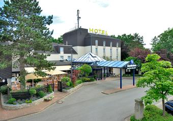 Eingang des Best Western Hotel Der Föhrenhof mit Vordach, weißer Fassade, dunklem Dach, Hotelname über dem Eingang und Begrünung.