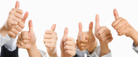 Viele Hände in Businesskleidung zeigen Daumen nach oben auf weißem Hintergrund.